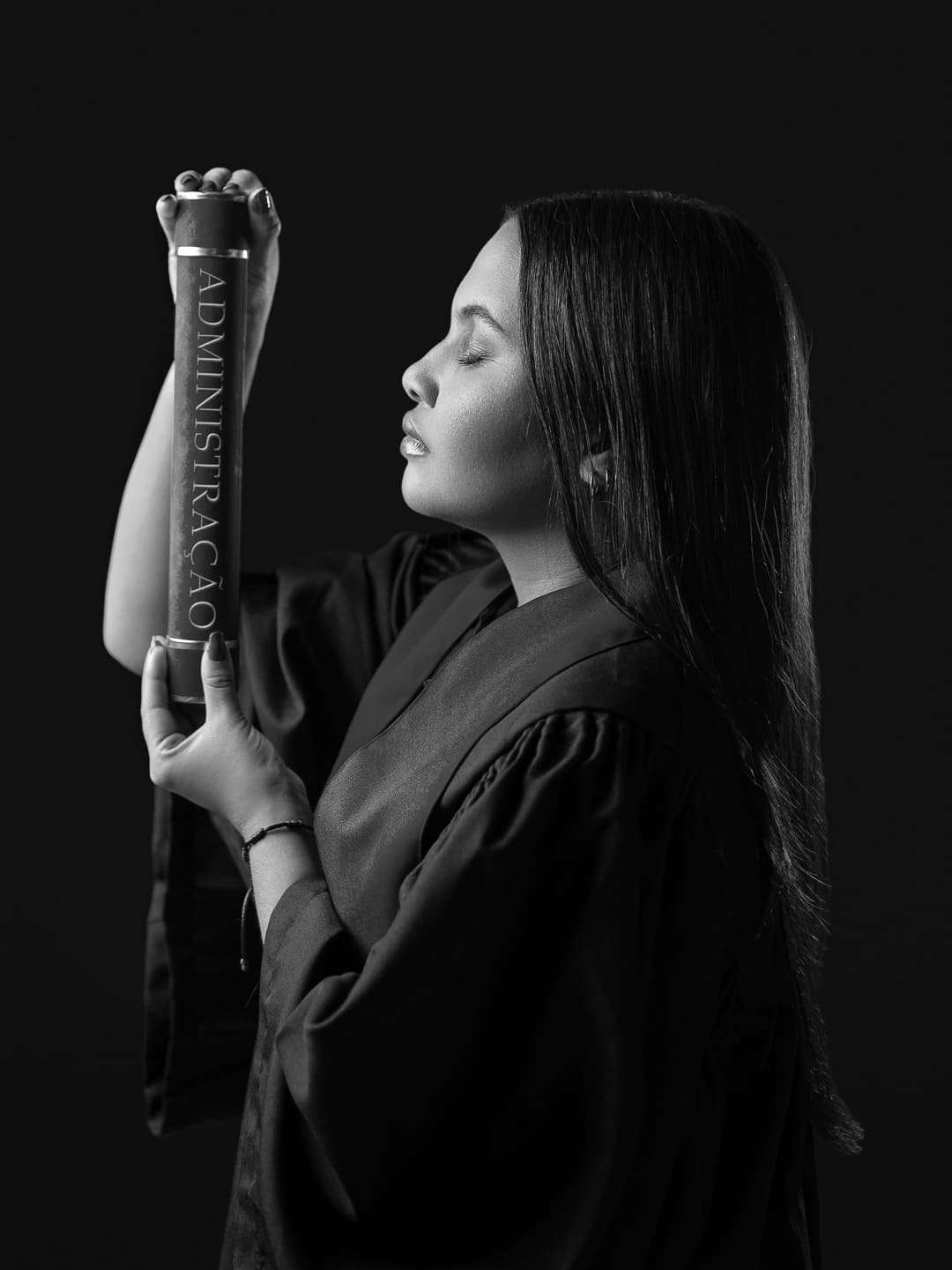 Retrato de formatura em São Paulo para celebrar anos de dedicação e uma grande conquista. Fotografia profissional para registrar sua história, seu orgulho e o início de uma nova fase.