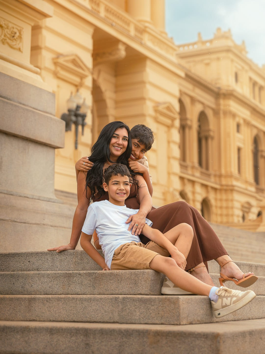 Ensaio fotográfico de família em São Paulo, realizado no Parque da Independência. Retratos naturais de mãe e filhos para guardar a beleza e o afeto dessa fase da vida.