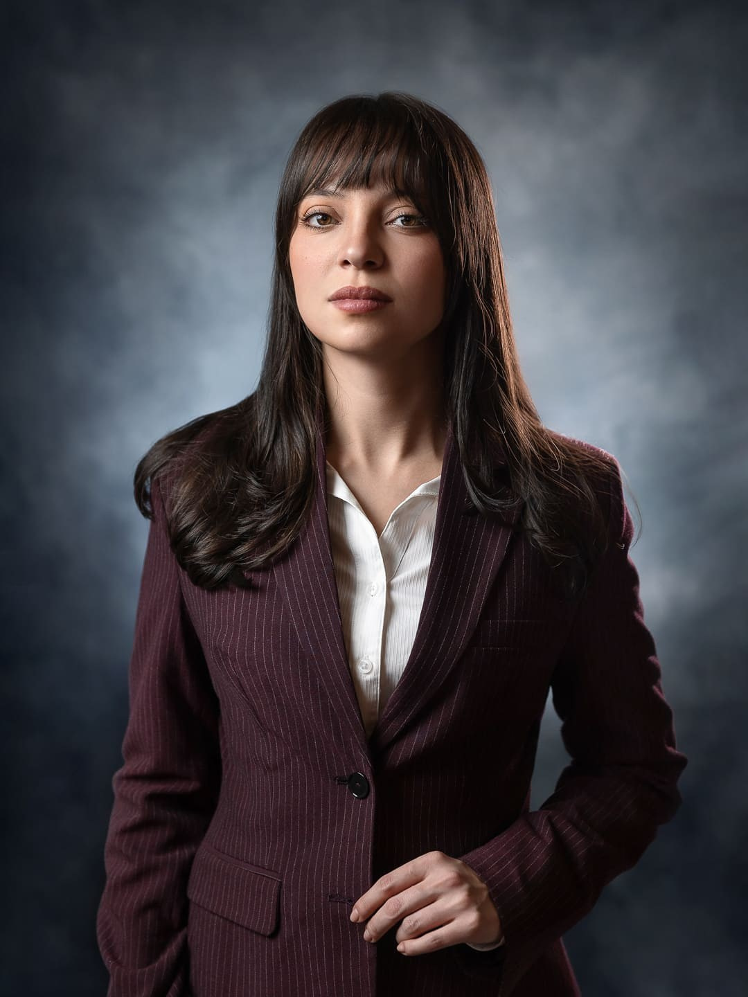 Ensaio corporativo feminino em estúdio no Tucuruvi, São Paulo, para advogada. Retratos profissionais que transmitem credibilidade, confiança e autoridade, fortalecendo sua imagem profissional e presença digital.