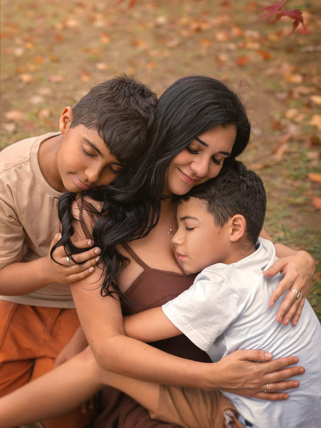 Fotografia de mãe e filhos no Parque da Independência, em São Paulo. Um ensaio externo para registrar carinho, cumplicidade e momentos espontâneos em família.