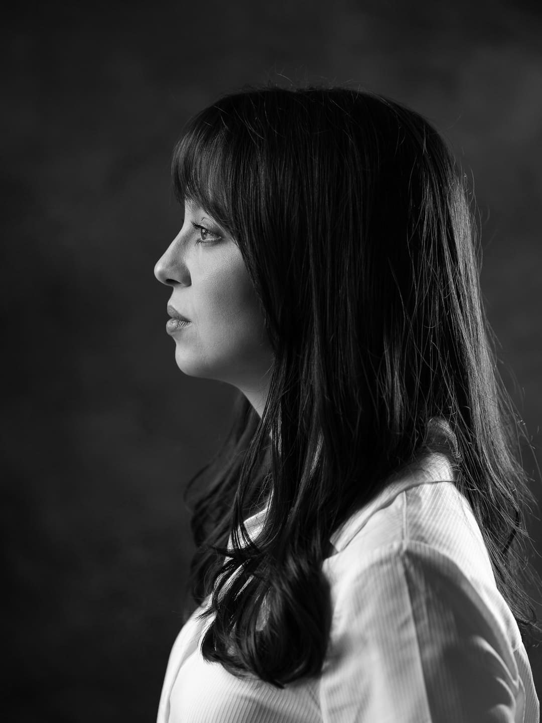 Ensaio corporativo feminino em estúdio no Tucuruvi, São Paulo, para advogada. Retratos profissionais que transmitem credibilidade, confiança e autoridade, fortalecendo sua imagem profissional e presença digital.