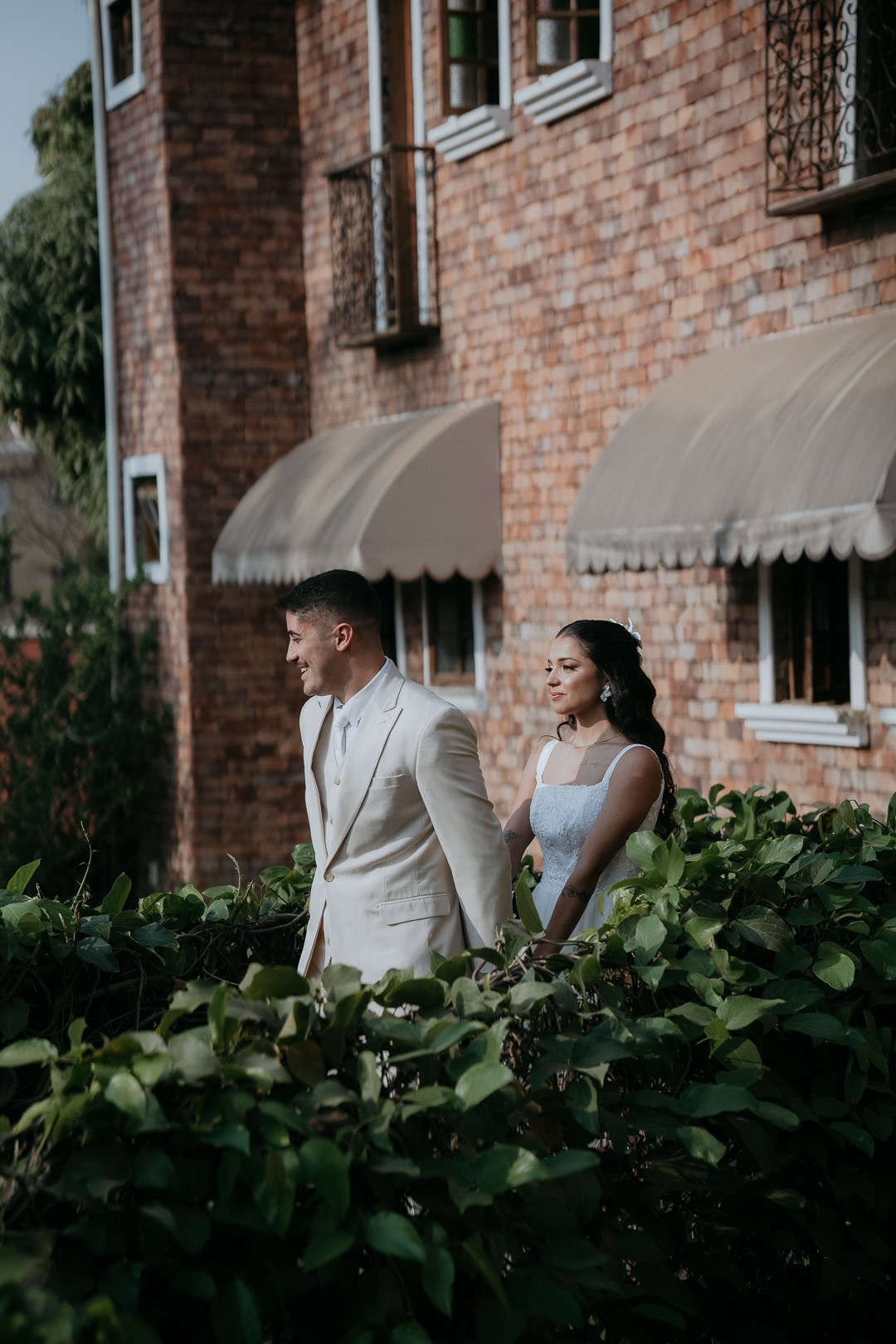Débora e André viveram um casamento elegante no Vila Rica Pampulha MG com registros autênticos da Edu e Josi Fotografia ao pôr do sol.