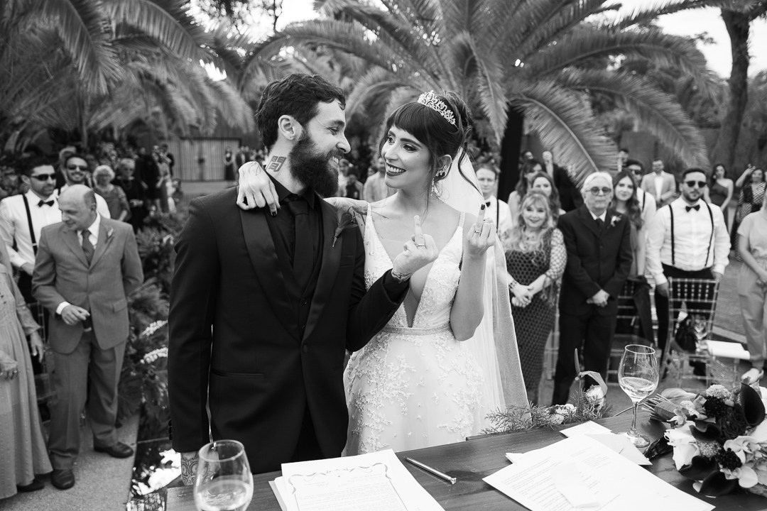 Cecília e João viveram um casamento elegante e verdadeiro no Liac Pampulha, em Belo Horizonte, com fotografias documentais que unem espontaneidade, sensibilidade e estética refinada.