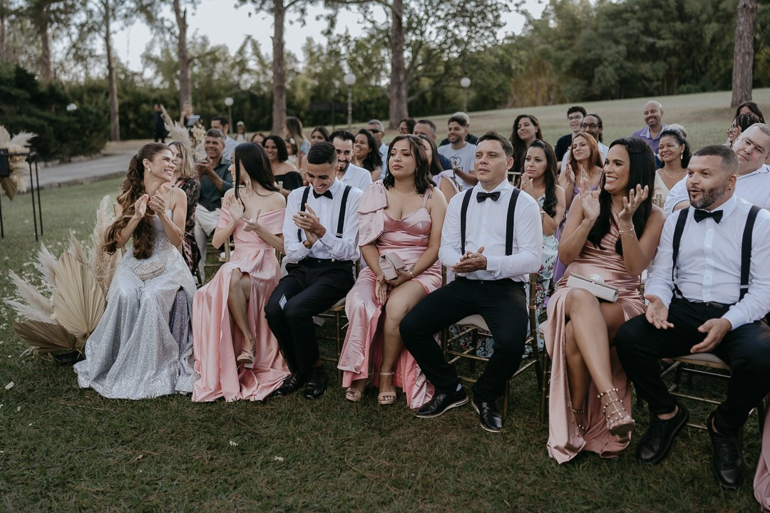 Casamento documental de Vivian e Paulo no Espaço Bodocó em Betim, com referências boho e folk, cerimônia emocionante e festa animada. A Edu e Josi Fotografia registrou tudo de forma natural e afetiva.
