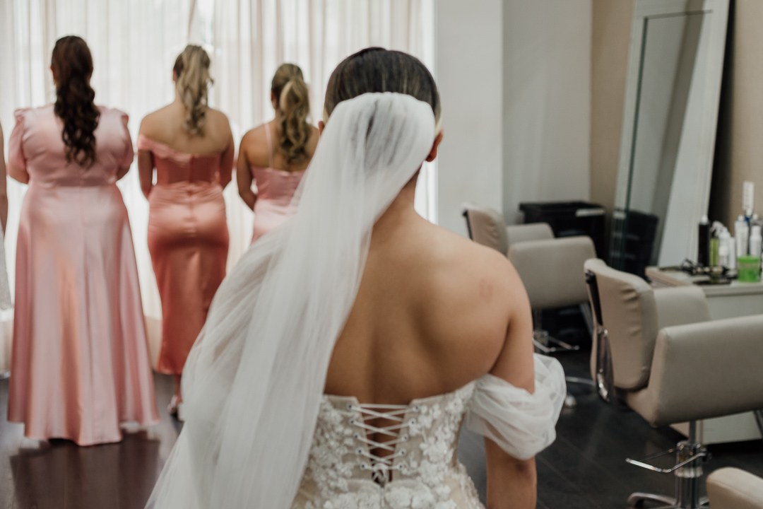 Inga e Jack viveram um casamento romântico no Olaria Eventos em Betim com imagens espontâneas feitas pela Edu e Josi Fotografia.