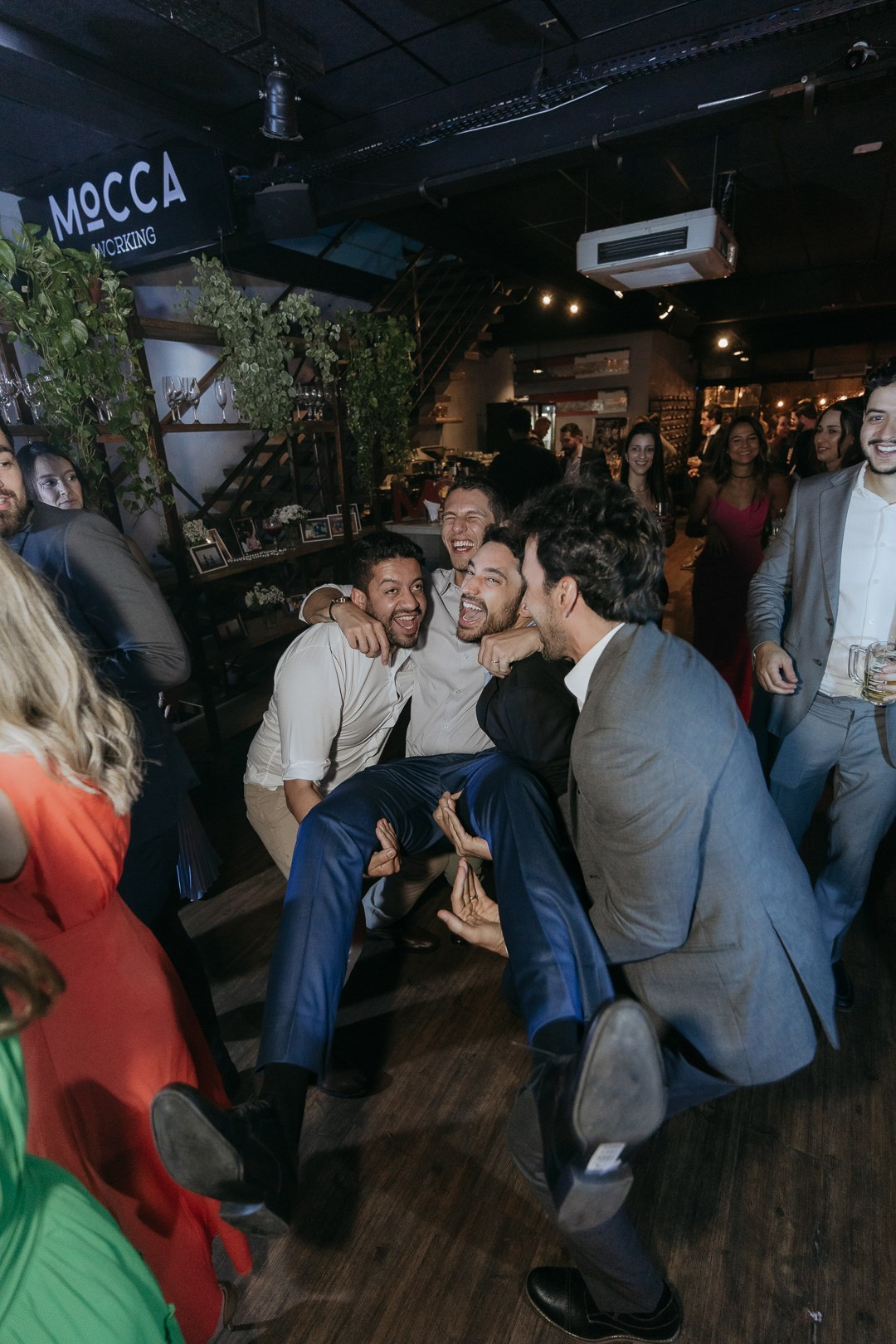 Julia e Leo viveram um casamento acolhedor e emocionante no Mocca Coffee & Meals, em Nova Lima. A Edu e Josi Fotografia registrou cada instante através da fotografia documental e espontânea.