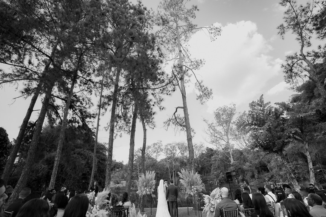 Vivian e Paulo disseram sim no Espaço Bodocó, em Betim, em uma celebração boho folk cheia de personalidade. A Edu e Josi Fotografia fotografou emoções reais e momentos espontâneos com olhar documental.