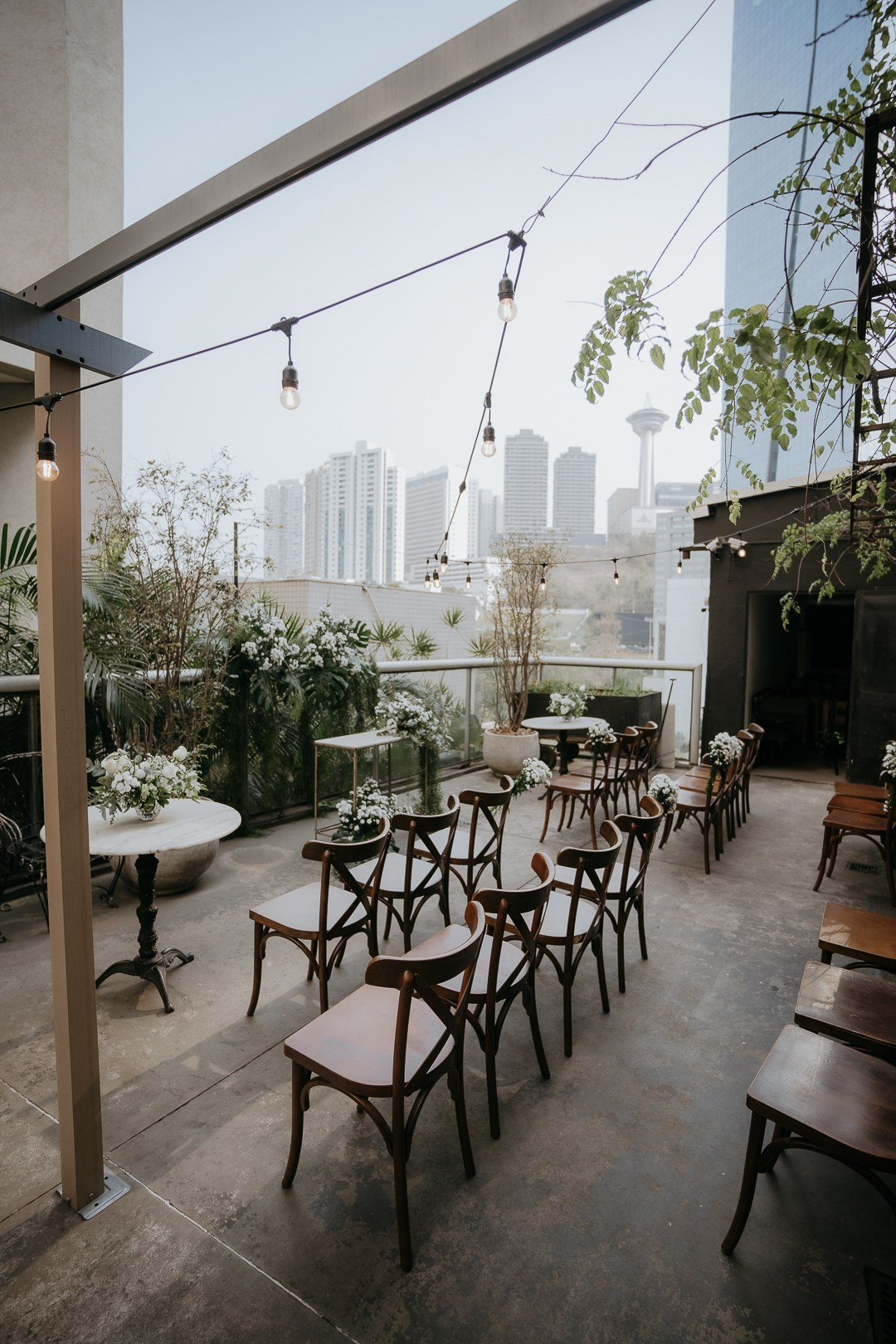Julia e Leo viveram um casamento intimista e emocionante no Mocca Coffee & Meals, no Vila da Serra, em Nova Lima. A Edu e Josi Fotografia registrou cada detalhe através da fotografia documental, com momentos espontâneos, emoção verdadeira e uma celebração leve e autêntica.