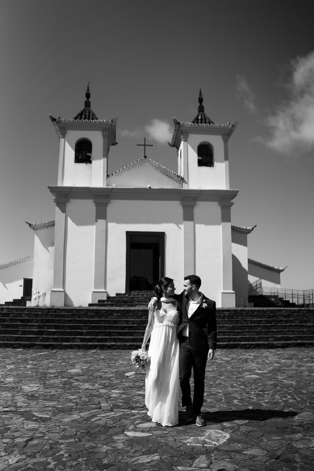 Fotografia de casamento na Serra da Piedade com Julianne e Helder registrada pela Edu e Josi Fotografia. Um casamento sofisticado e cheio de emoção.