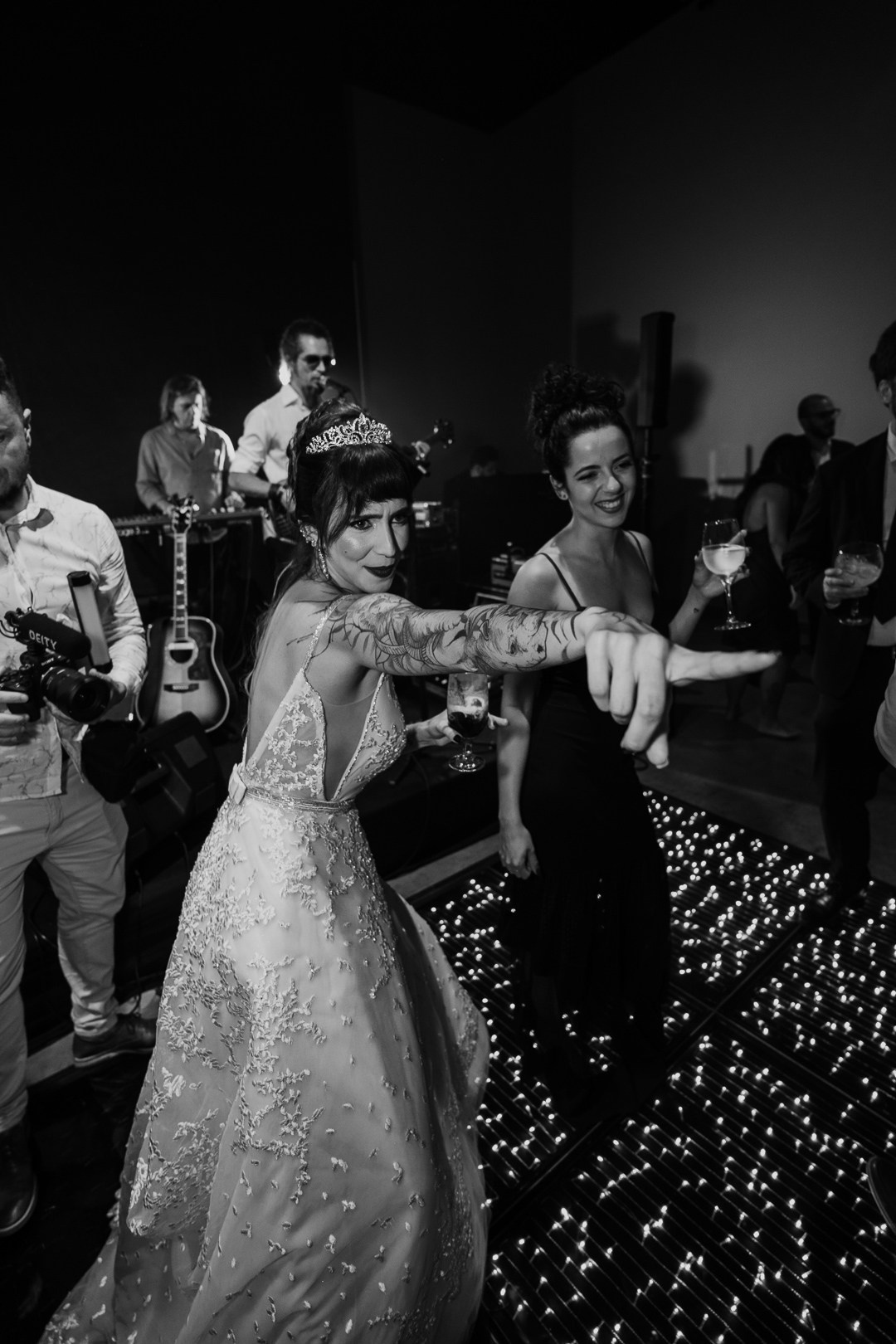 Cecília e João celebraram um casamento documental no Liac Pampulha BH com registros espontâneos, estética elegante e fotografias atemporais feitas por Edu e Josi Fotografia.