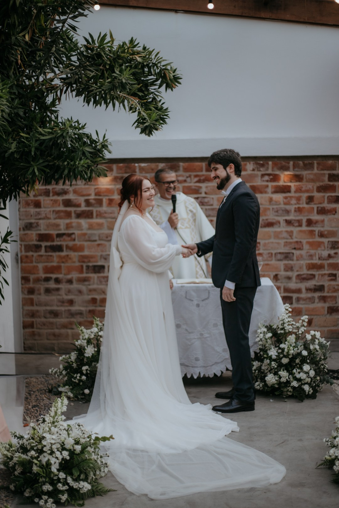 Casamento intimista de Ayla e Adriano no Lá Tertúlia em Belo Horizonte MG, com ambiente acolhedor e conexão genuína. A Edu e Josi Fotografia fotografou emoções reais através da fotografia documental.