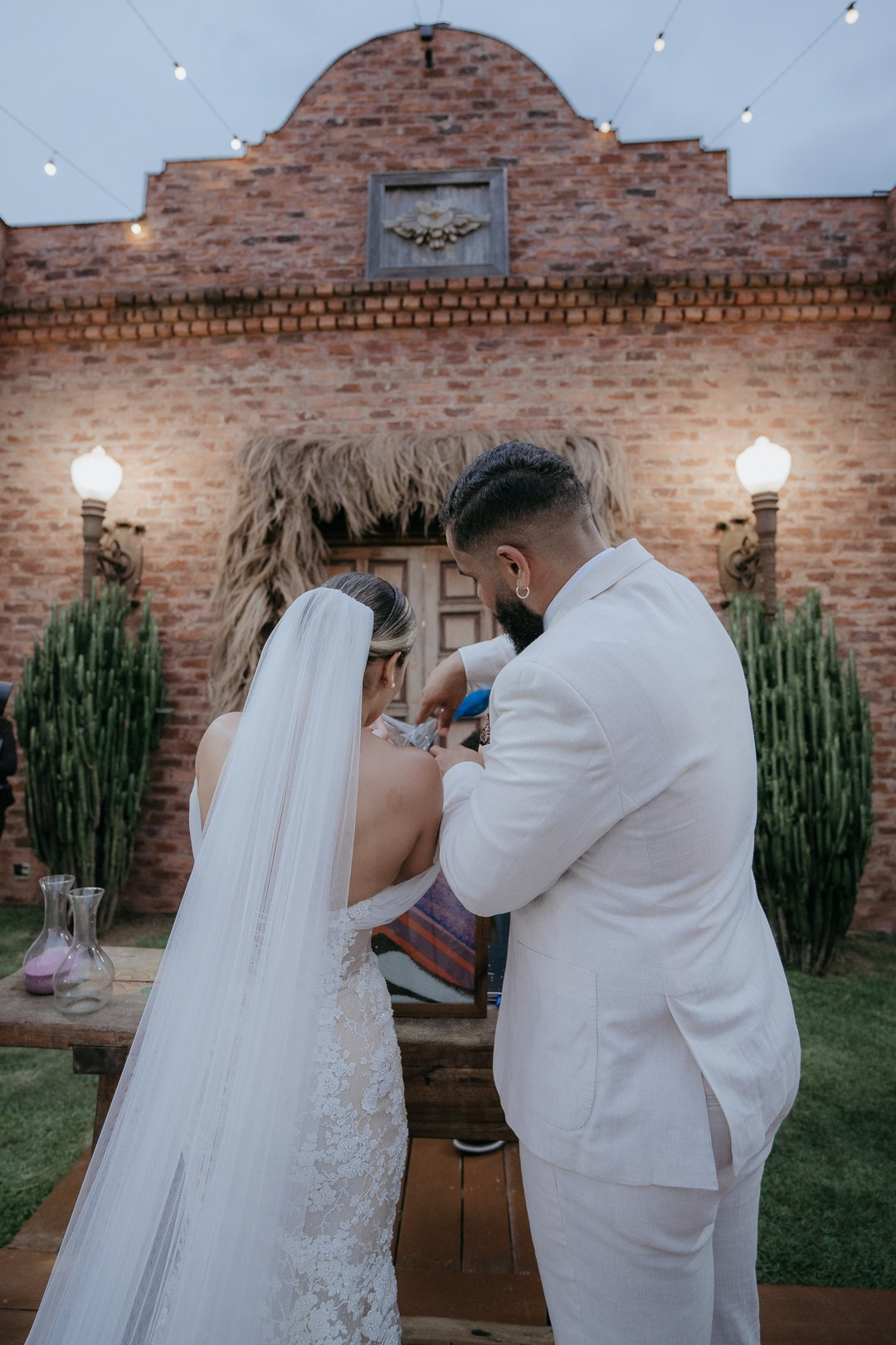 Inga e Jack viveram um casamento emocionante no Olaria Eventos em Minas Gerais com registros leves e espontâneos feitos pela Edu e Josi Fotografia.