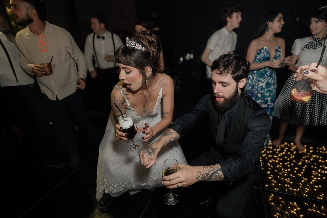 Cecília e João celebraram seu casamento no Liac Pampulha, em Belo Horizonte, com fotografias leves, documentais e cheias de momentos autênticos.