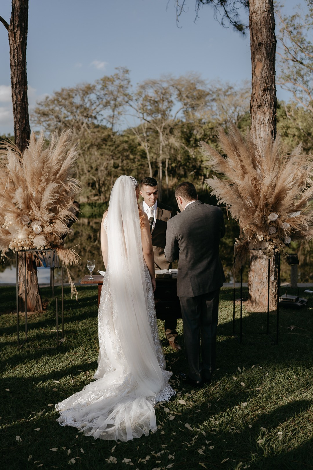 O Espaço Bodocó foi palco do casamento boho folk de Vivian e Paulo em Betim. A Edu e Josi Fotografia fotografou abraços, lágrimas, sorrisos e muita emoção com olhar documental e verdadeiro.
