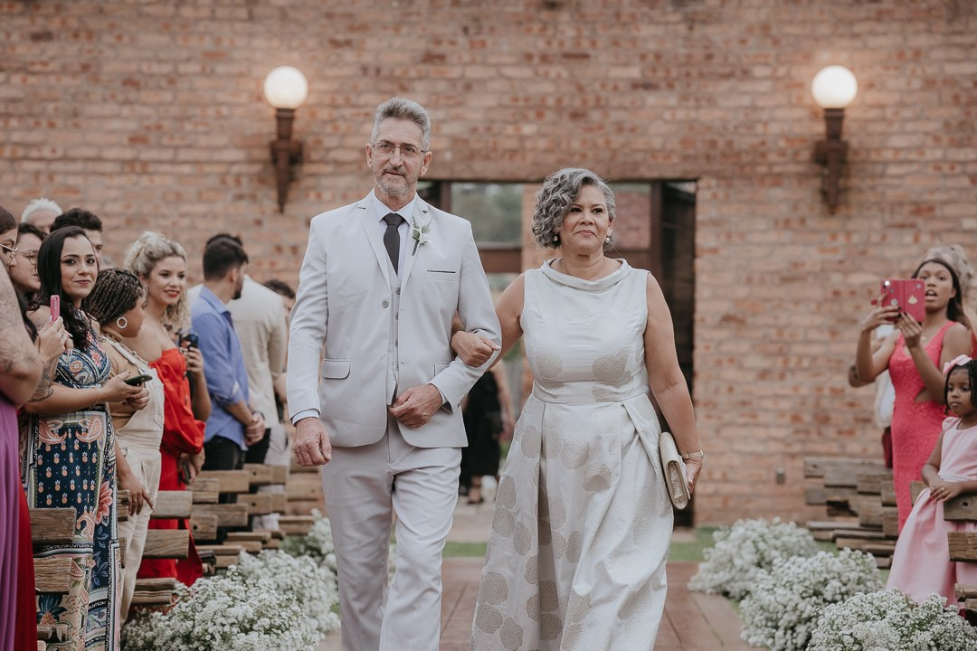 Casamento documental no Olaria Eventos em Betim com Inga e Jack registrado pela Edu e Josi Fotografia. Emoções reais e fotografias espontâneas do casal.