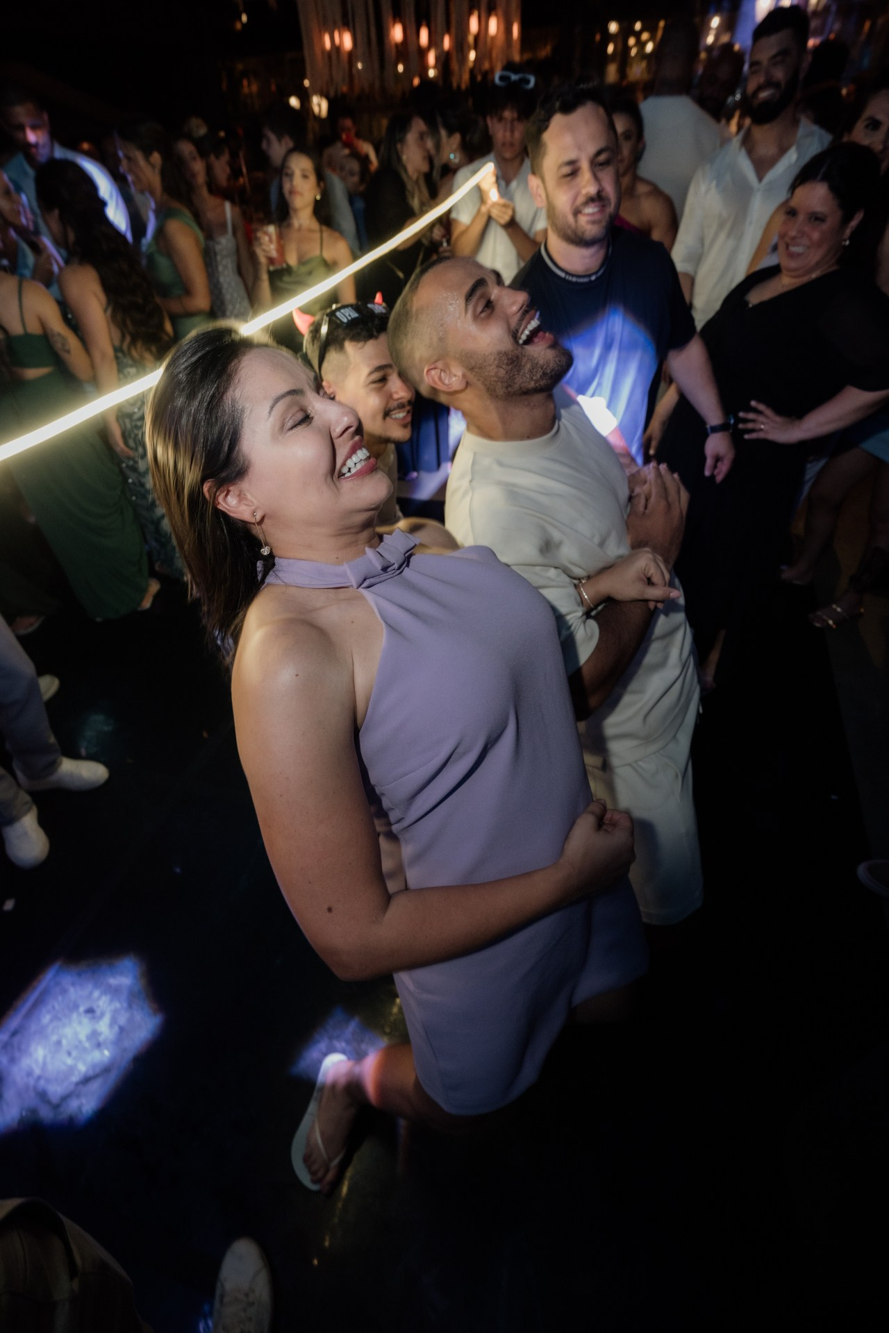 Casamento documental de Andressa e Henrique no Vila Relicário em Ouro Preto MG com recepção animada, pista lotada e fotografias naturais feitas pela Edu e Josi Fotografia.