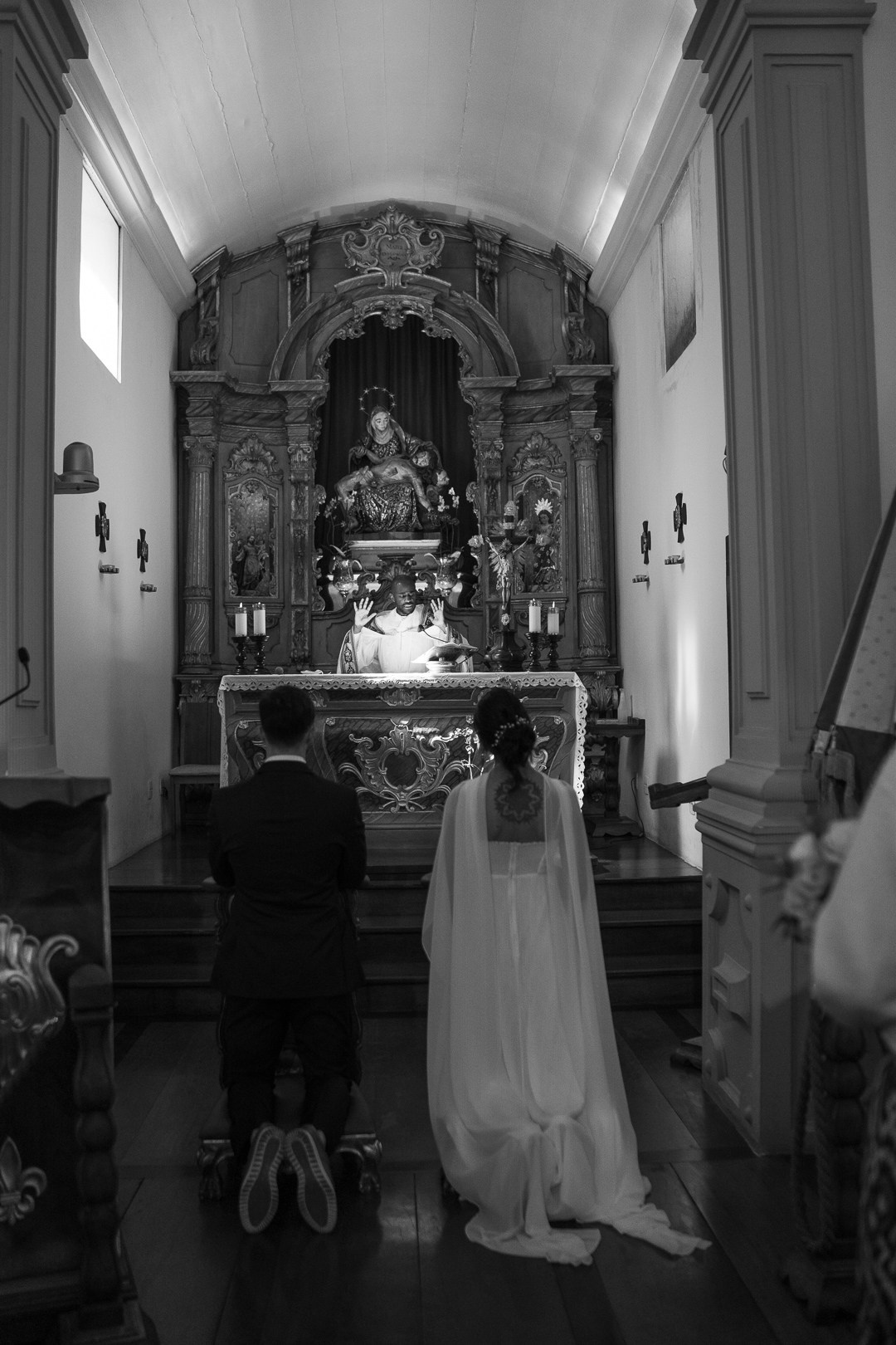 Casamento religioso de Julianne e Helder no Santuário de Nossa Senhora da Piedade registrado pela Edu e Josi Fotografia com imagens naturais e sofisticadas.