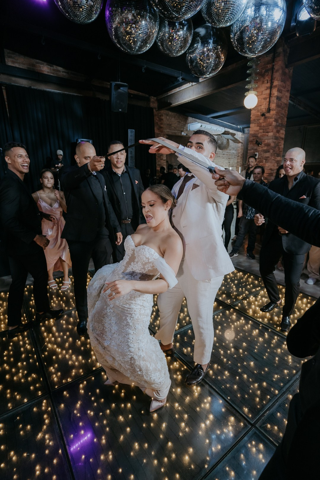 Casamento elegante de Inga e Jack no Olaria Eventos em Betim com recepção cheia de emoção, dança e cobertura documental espontânea da Edu e Josi Fotografia.