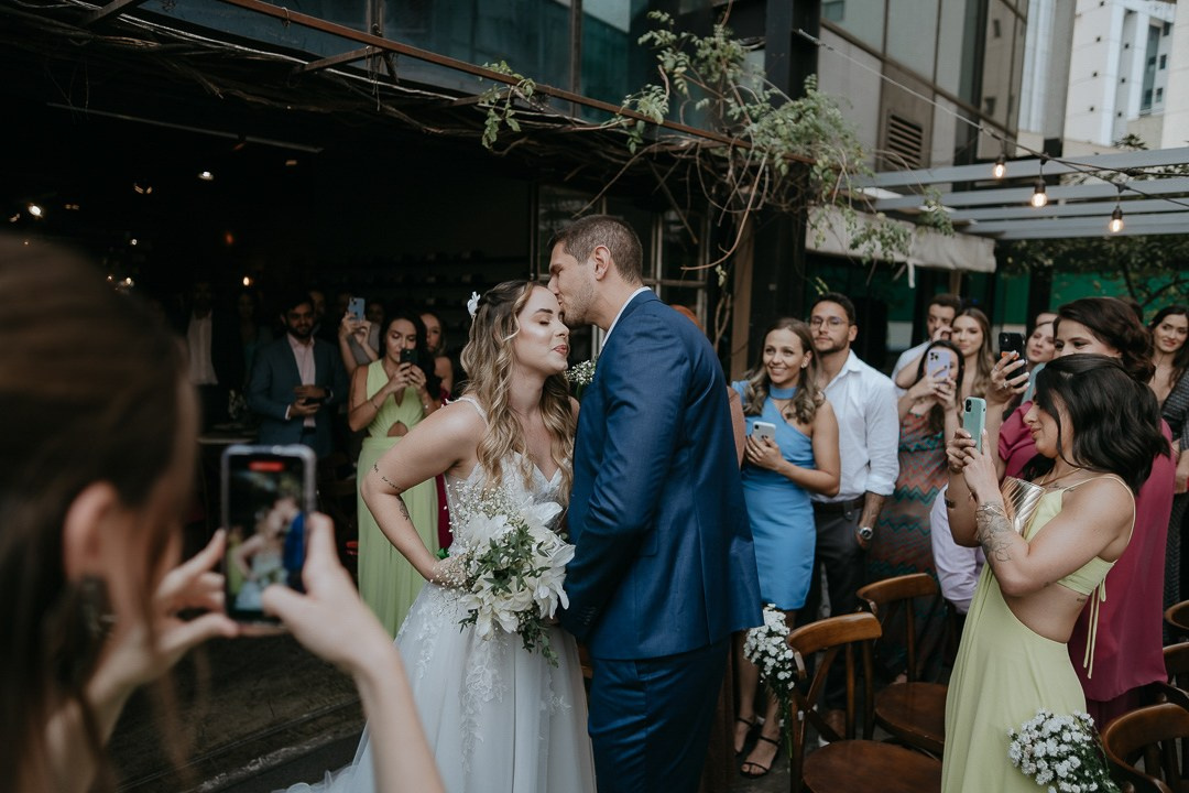 Julia e Leo disseram sim em um casamento intimista no Mocca Coffee & Meals cheio de emoção e conexão. A Edu e Josi Fotografia fotografou cada instante de forma documental e afetiva.
