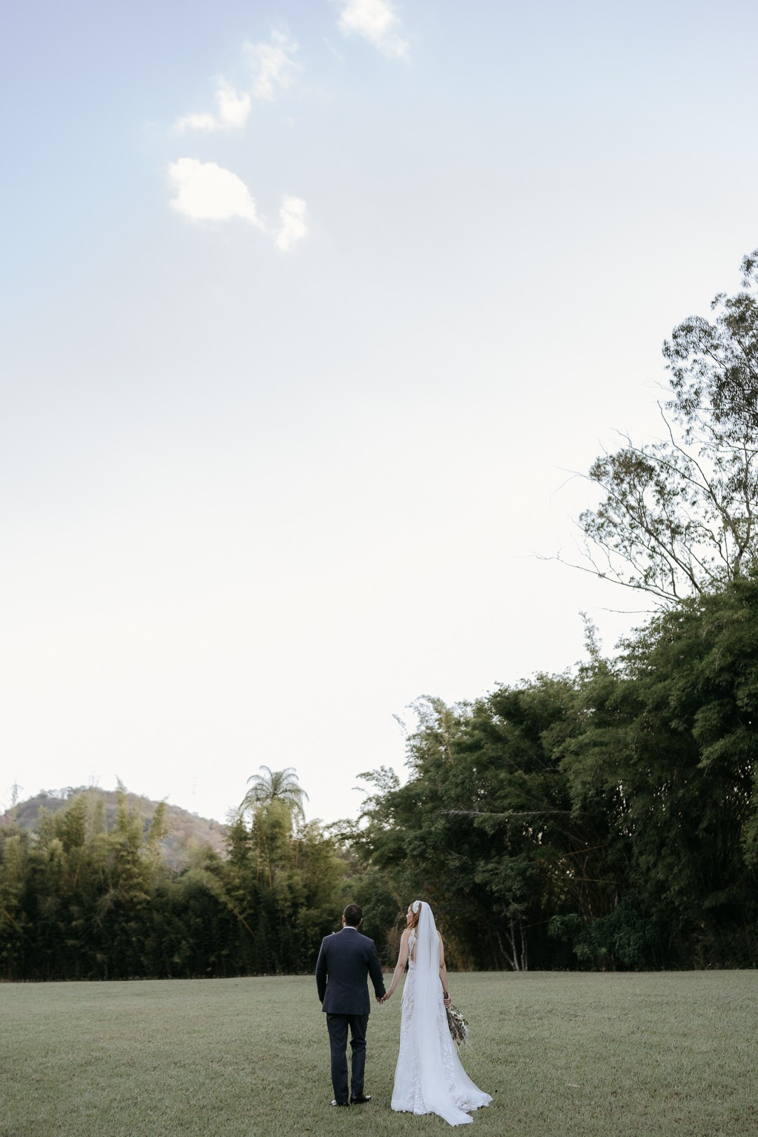 Vivian e Paulo disseram sim em um casamento folk e boho cheio de personalidade no Espaço Bodocó, em Betim. A Edu e Josi Fotografia registrou abraços, lágrimas e momentos intensos com olhar documental.
