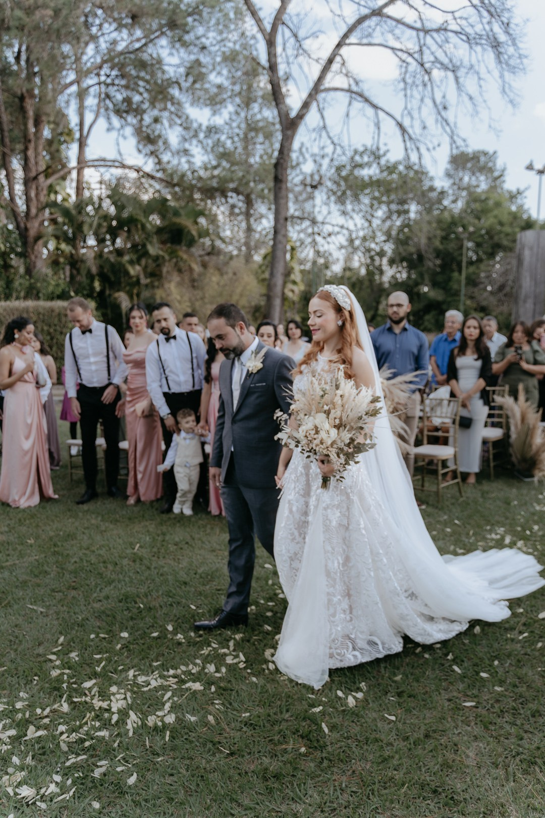 Vivian e Paulo celebraram um casamento boho folk autêntico no Espaço Bodocó em Betim. A Edu e Josi Fotografia eternizou emoções reais, abraços sinceros e momentos espontâneos.