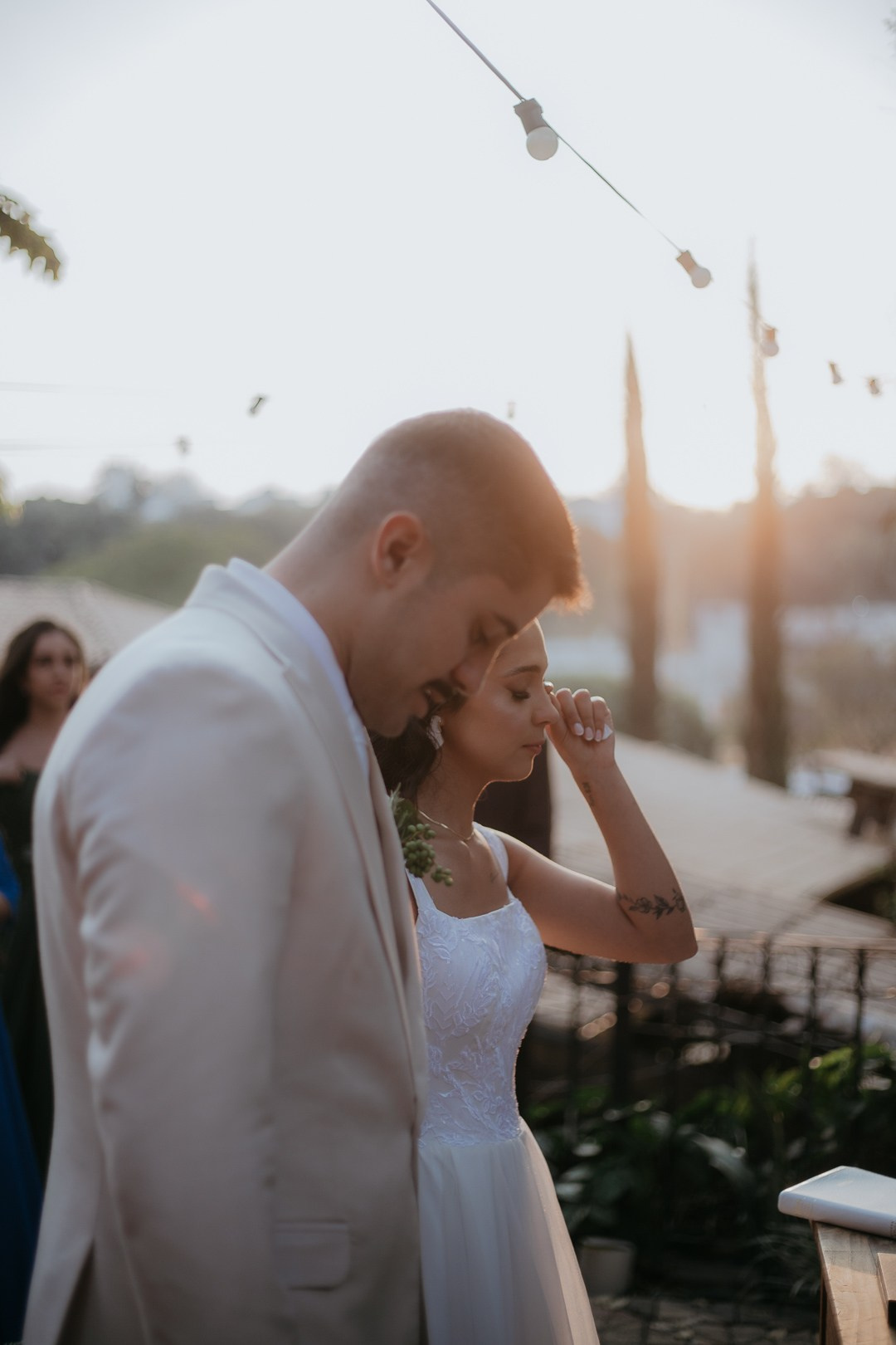 Casamento romântico de Débora e André em Belo Horizonte MG registrado pela Edu e Josi Fotografia com estilo documental e cerimônia ao ar livre.