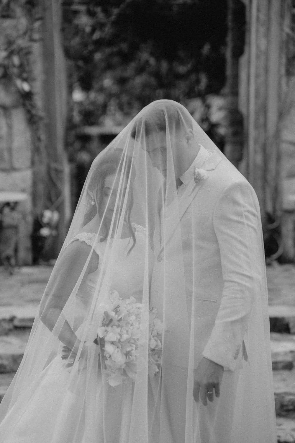 As fotos de casamento assinadas por Edu e Josi Fotografia são pensadas para noivas que buscam autenticidade. Trabalhamos com fotografia documental, captando histórias reais sem interferir no momento, apenas observando e registrando com sensibilidade.
