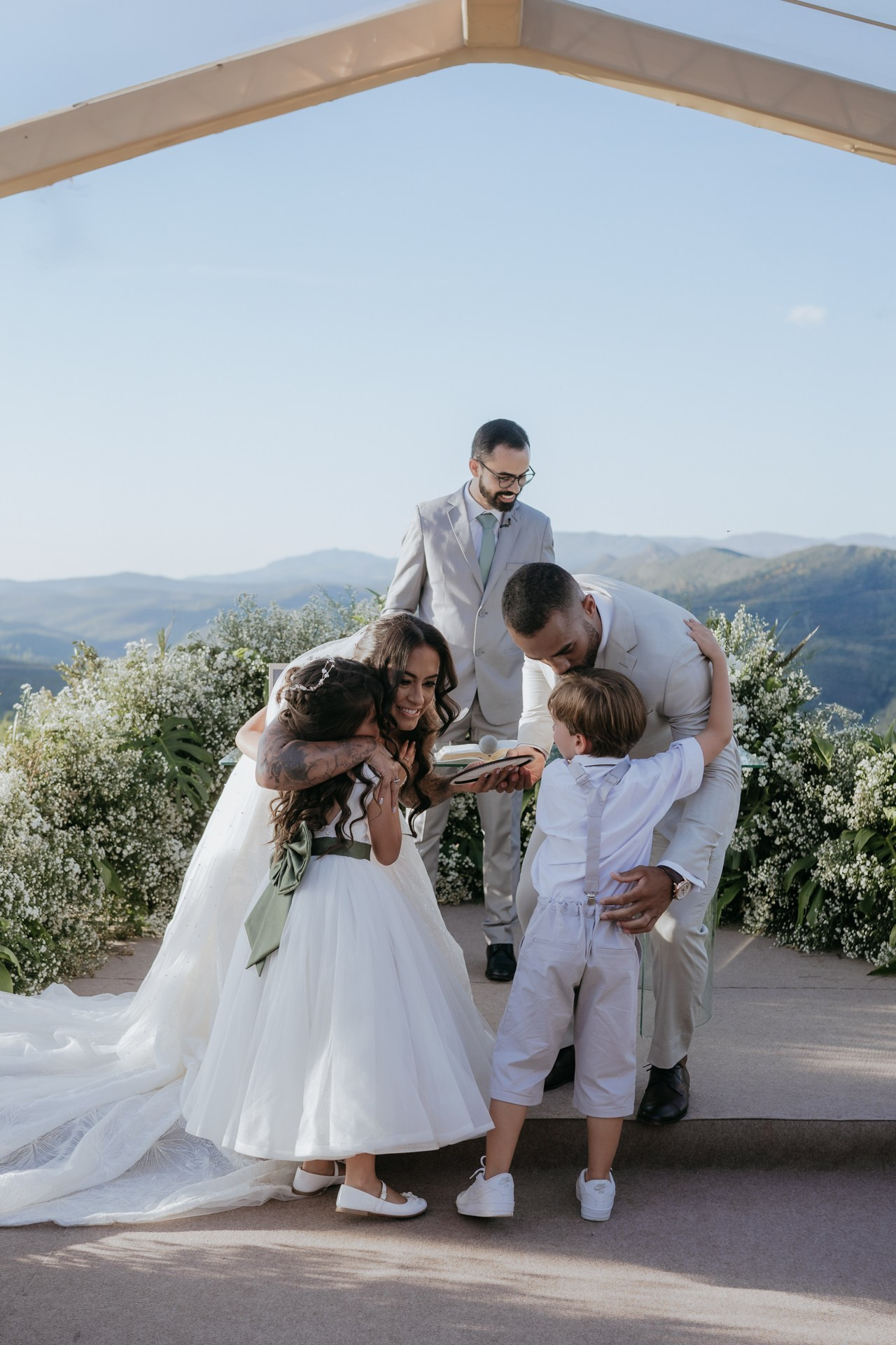 Casamento documental de Andressa e Henrique no Vila Relicário em Ouro Preto MG com cerimônia ao ar livre e registros leves feitos pela Edu e Josi Fotografia.