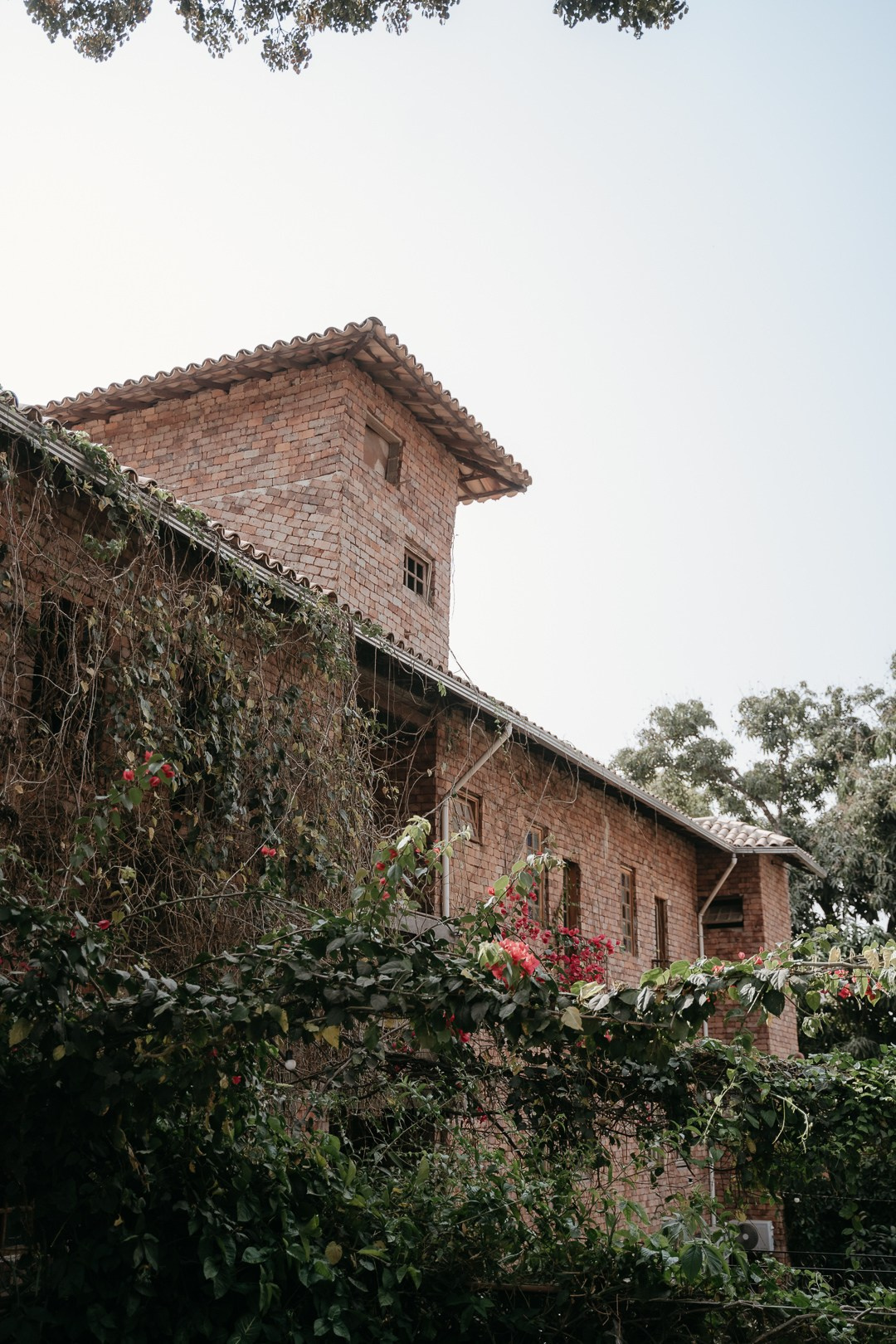 Fotografia de casamento documental de Débora e André no Vila Rica Pampulha realizada pela Edu e Josi Fotografia com clima romântico e luz natural.