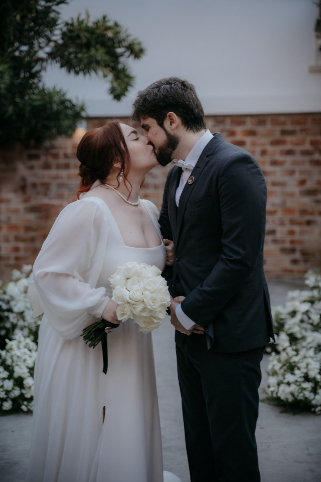 Ayla e Adriano celebraram um casamento intimista no Lá Tertúlia, em Belo Horizonte MG, cercados por amigos e familiares próximos. A Edu e Josi Fotografia registrou emoções reais através de fotos documentais leves e espontâneas.