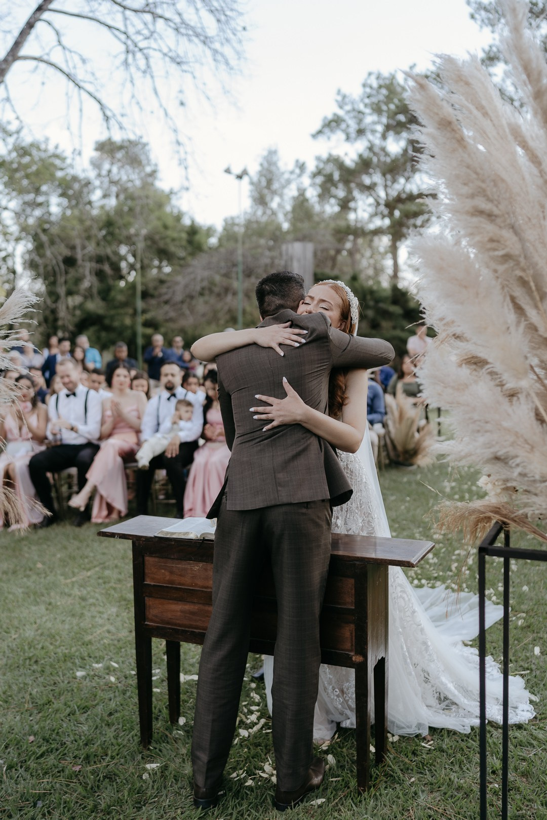 Vivian e Paulo viveram um dia intenso e verdadeiro no Espaço Bodocó, em Betim. O casamento boho folk foi eternizado pela Edu e Josi Fotografia através de uma fotografia documental leve e espontânea.