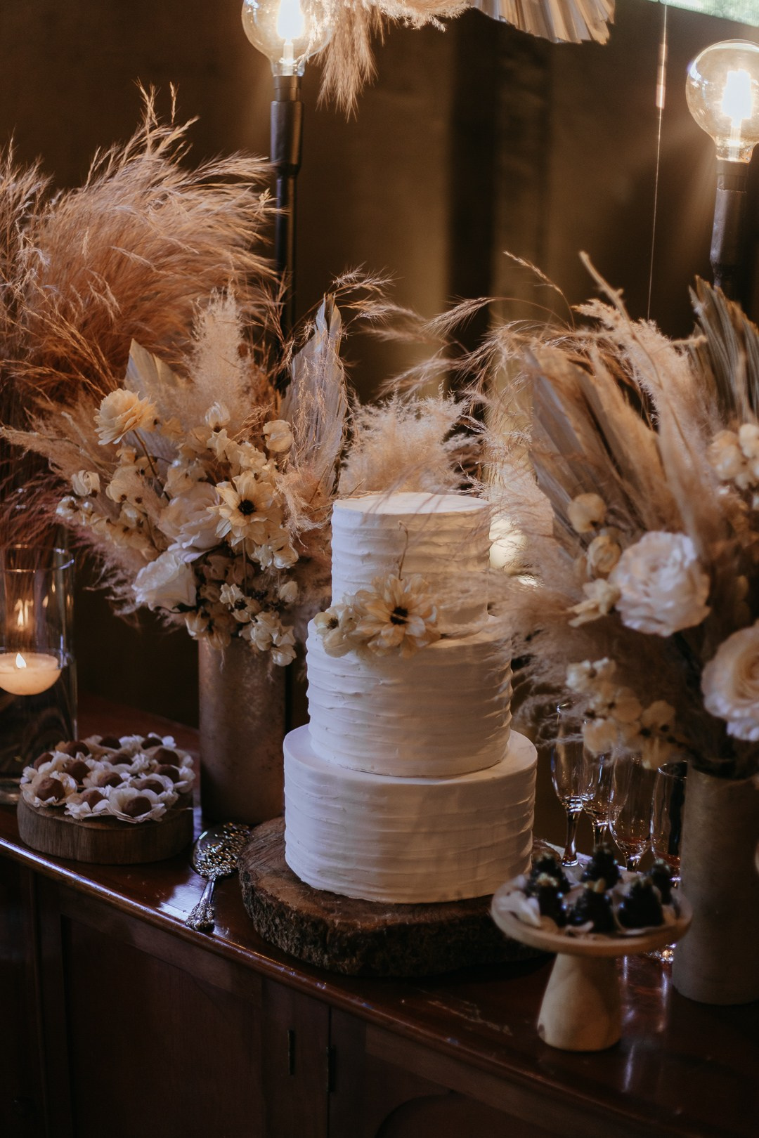 O casamento de Vivian e Paulo no Espaço Bodocó trouxe referências boho e folk em uma celebração cheia de verdade e emoção. A Edu e Josi Fotografia registrou cada momento de maneira natural e espontânea.