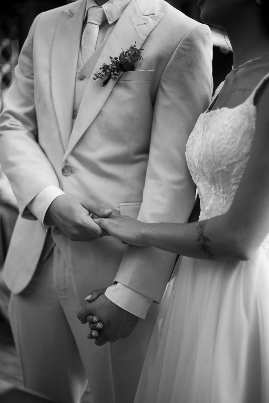 Débora e André tiveram um casamento emocionante no Vila Rica Pampulha MG com registros naturais da Edu e Josi Fotografia ao entardecer.