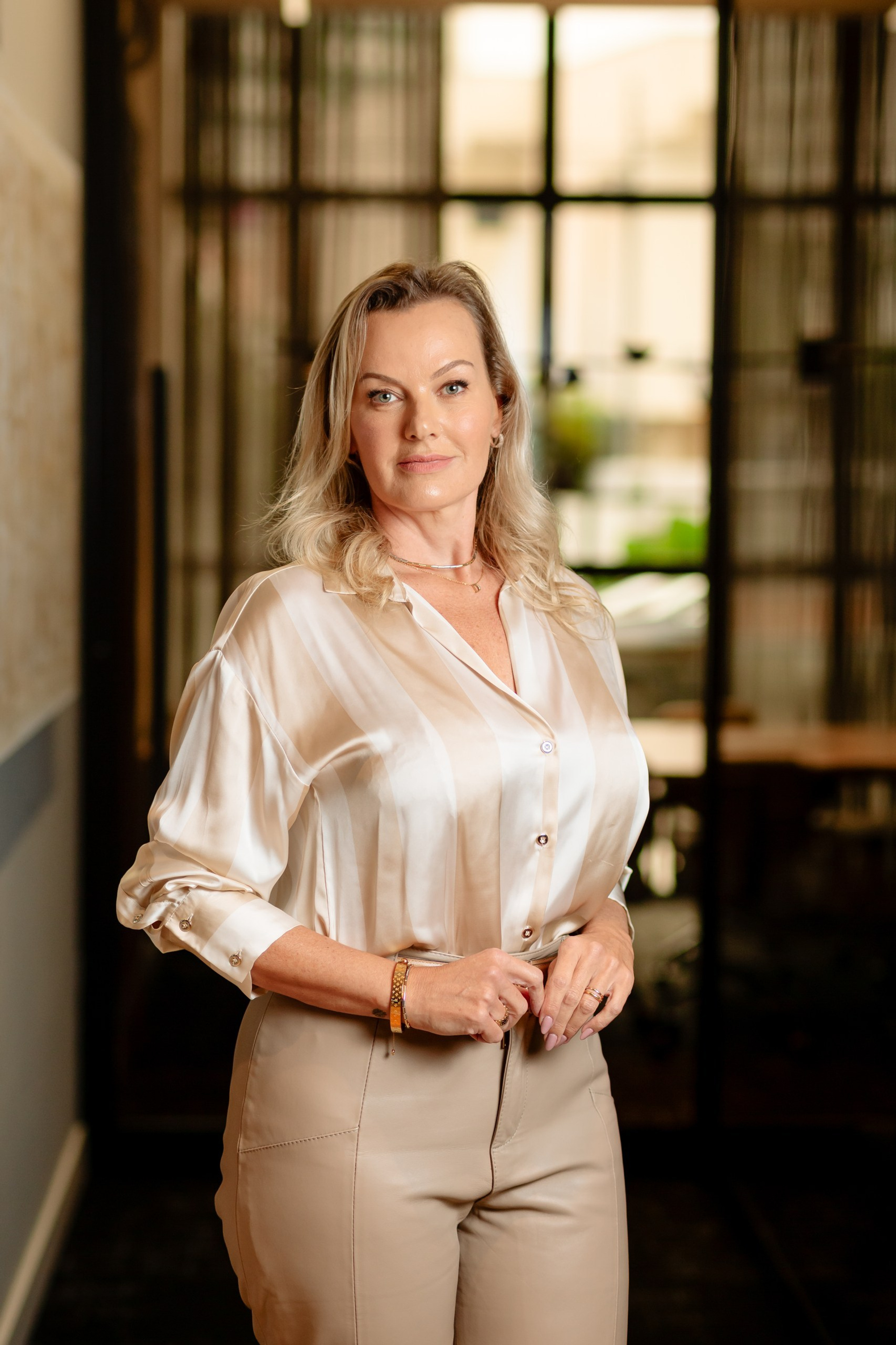 Fotografia de ensaio feminino em estúdio para editorial de moda em Balneário Camboriú