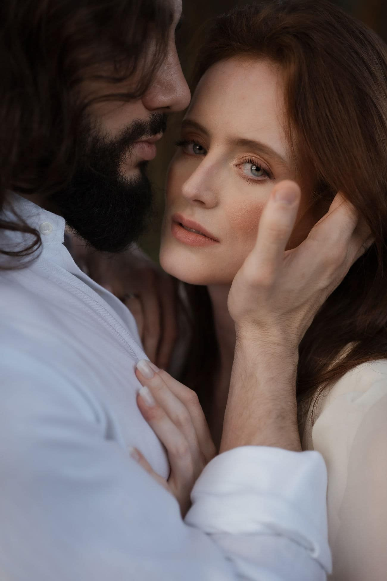 Edu e Josi Fotografia une técnica e sensibilidade para criar fotos de casamento com narrativa documental, onde cada imagem faz parte de uma história maior, contada de forma leve e verdadeira.