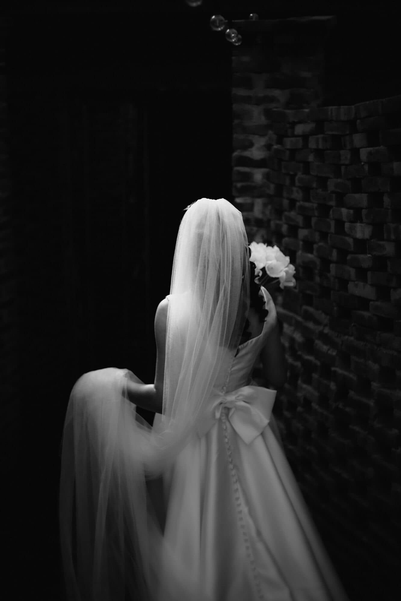 Edu e Josi Fotografia são especializados em fotos de casamento com abordagem documental, registrando cada história de forma real e sensível. Nosso olhar é voltado para emoções espontâneas, detalhes verdadeiros e tudo aquilo que as noivas procuram ao reviver o seu grande dia.