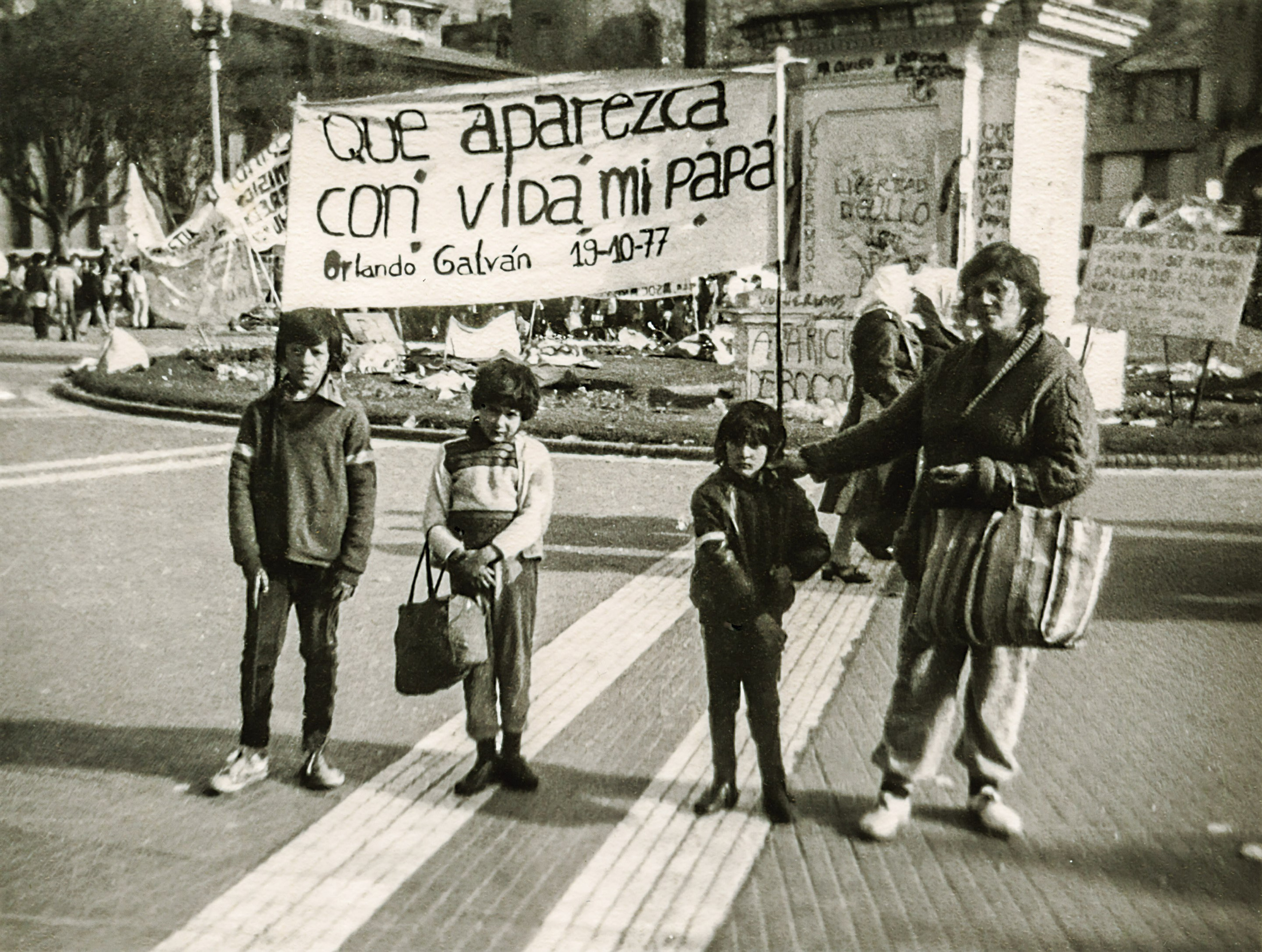 Family of the disappeared detainee Orlando Víctor Galván. Plaza de Mayo, Buenos Aires, Argentina. 1983. Image: Federico Borobio, street and documentary photography.